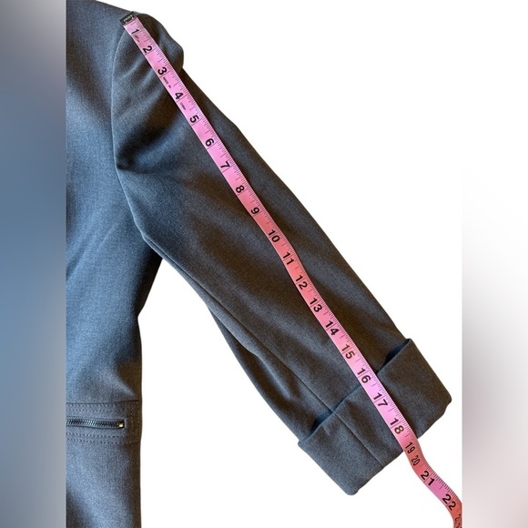 Tahari Arthur Levine Notched Collar Women's 10 Grey Lined
Fitted 3 Button Blazer - Picture 9 of 15